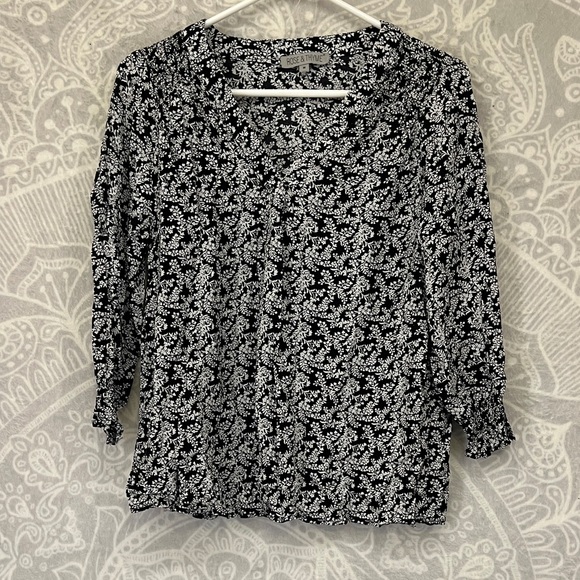 Chic Black and White Floral Blouse - Picture 1 of 7